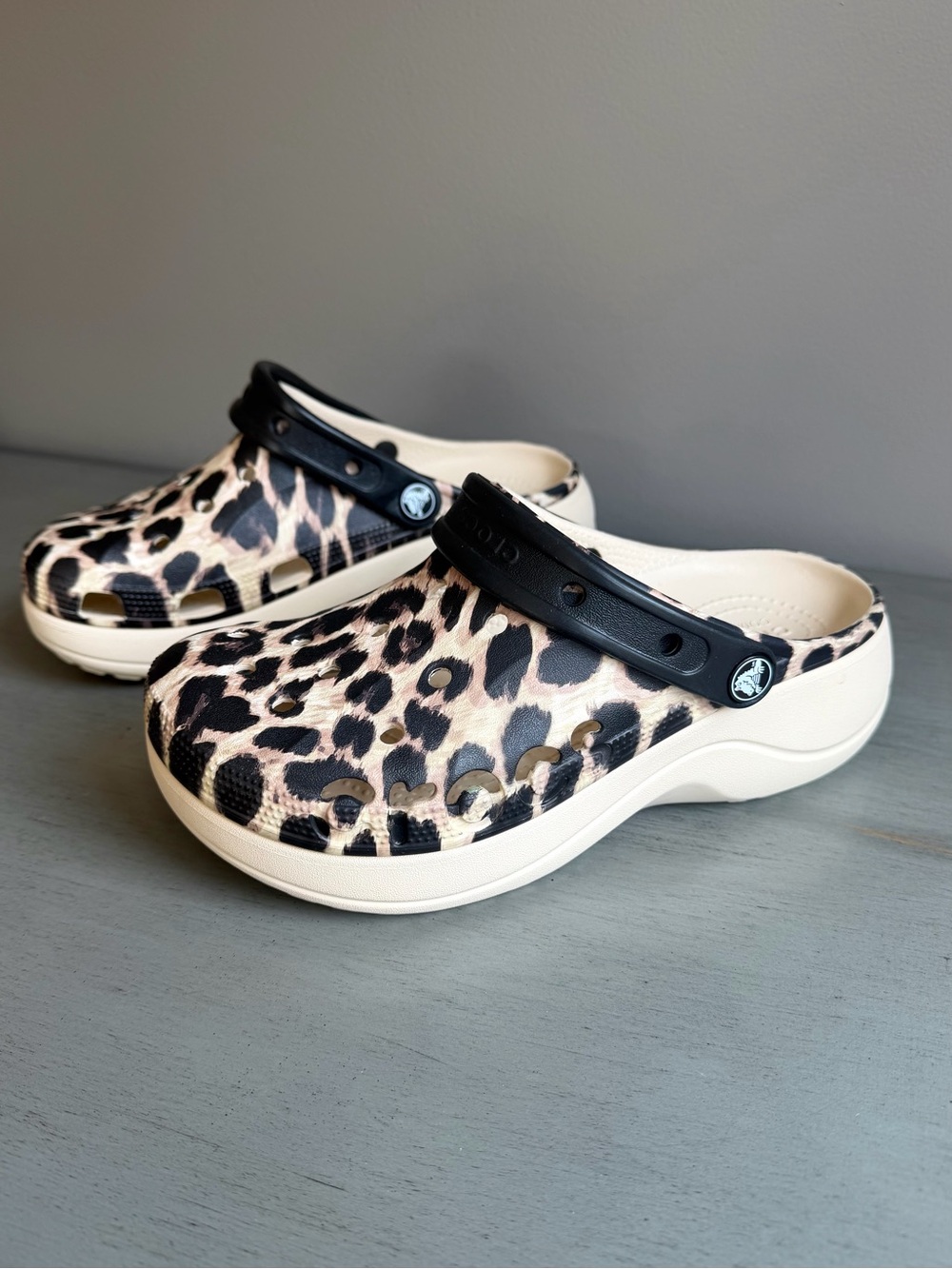 CROCS Baya Classic Animal Leopard Print Platform Clogs Shoes Women 7 Fun Casual